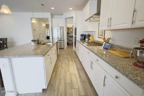 Kitchen - 2318 E Harwell Rd, Phoenix, AZ 85042 photo 5 of 11