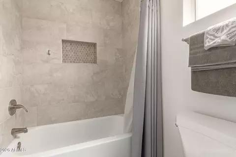 Bath - 2826 E Cactus Rd, Phoenix, AZ 85032 photo 3 of 4