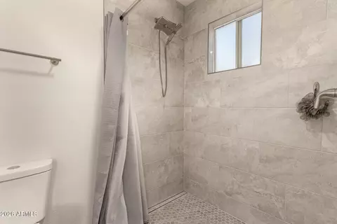 Bath - 2826 E Cactus Rd, Phoenix, AZ 85032 photo 2 of 4