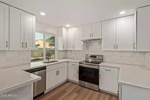 Kitchen - 1514 E Turquoise Ave, Phoenix, AZ 85020 photo 1 of 3