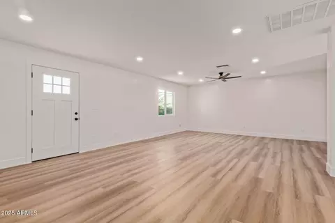 Living - 1514 E Turquoise Ave, Phoenix, AZ 85020 photo 1 of 3