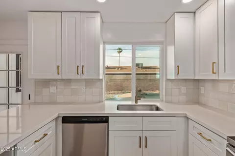 Kitchen - 1514 E Turquoise Ave, Phoenix, AZ 85020 photo 2 of 3