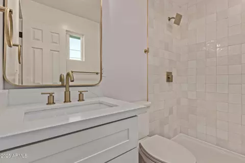 Bath - 1514 E Turquoise Ave, Phoenix, AZ 85020 photo 2 of 2