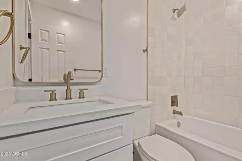 Bath - 1514 E Turquoise Ave, Phoenix, AZ 85020 photo 1 of 2