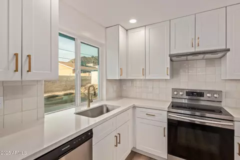 Kitchen - 1514 E Turquoise Ave, Phoenix, AZ 85020 photo 3 of 3