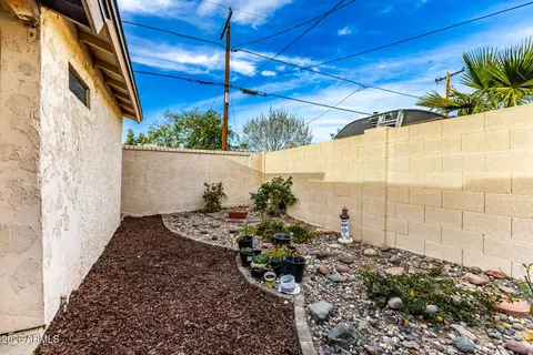 Exterior - 1002 E Orchid Ln, Phoenix, AZ 85020 photo 10 of 11