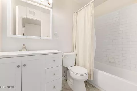Bath - 1002 E Orchid Ln, Phoenix, AZ 85020 photo 1 of 2