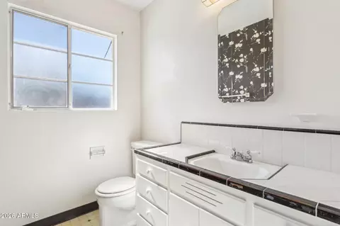 Bath - 3939 E Heatherbrae Dr, Phoenix, AZ 85018 photo 3 of 3