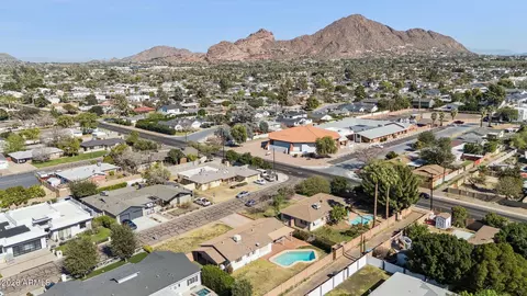 View/Area - 3939 E Heatherbrae Dr, Phoenix, AZ 85018 photo 3 of 8