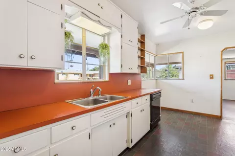 Kitchen - 3939 E Heatherbrae Dr, Phoenix, AZ 85018 photo 4 of 5
