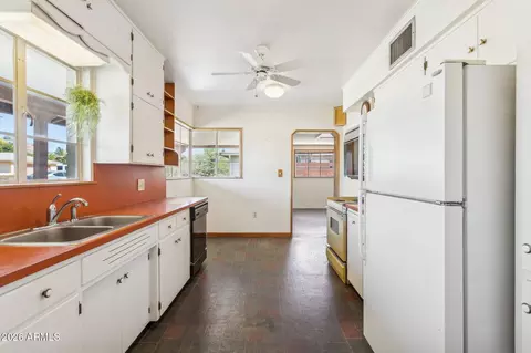 Kitchen - 3939 E Heatherbrae Dr, Phoenix, AZ 85018 photo 3 of 5