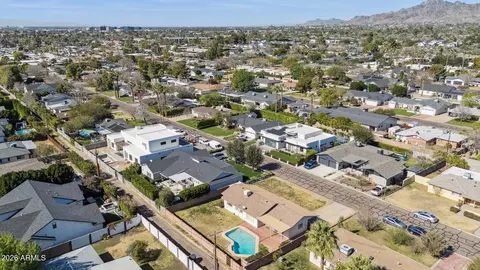 View/Area - 3939 E Heatherbrae Dr, Phoenix, AZ 85018 photo 5 of 8