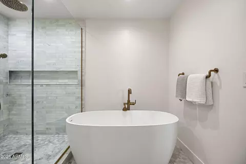 Bath - 4323 E Whitton Ave, Phoenix, AZ 85018 photo 3 of 6