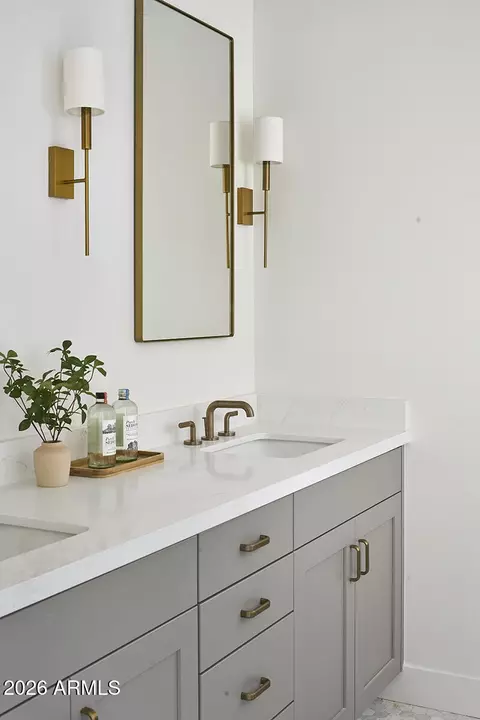 Bath - 4323 E Whitton Ave, Phoenix, AZ 85018 photo 1 of 6