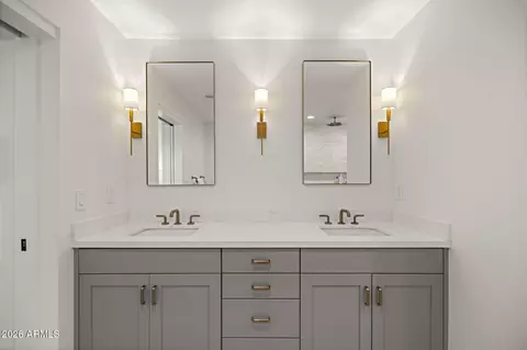 Bath - 4323 E Whitton Ave, Phoenix, AZ 85018 photo 2 of 6