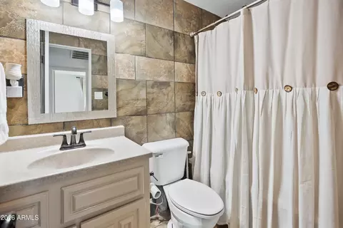 Bath - 3628 E Hearn Rd, Phoenix, AZ 85032 photo 2 of 2