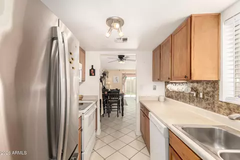 Kitchen - 1005 E Beryl Ave, Phoenix, AZ 85020 photo 4 of 4