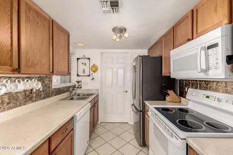 Kitchen - 1005 E Beryl Ave, Phoenix, AZ 85020 photo 1 of 4