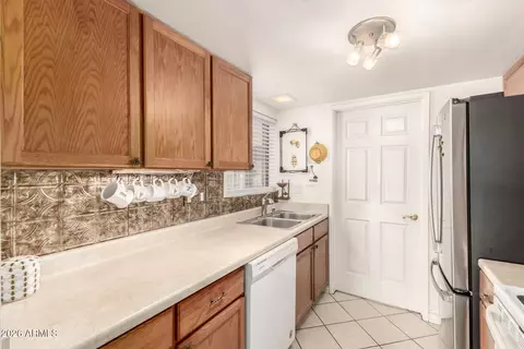 Kitchen - 1005 E Beryl Ave, Phoenix, AZ 85020 photo 2 of 4