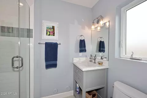 Bath - 2525 E Pierson St, Phoenix, AZ 85016 photo 2 of 8