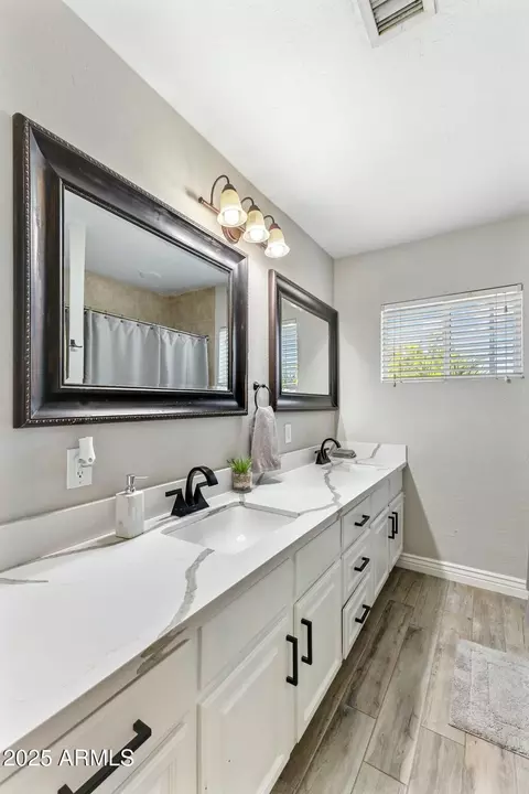 Bath - 5320 E Thomas Rd, Phoenix, AZ 85018 photo 2 of 3
