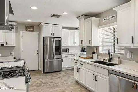 Kitchen - 5320 E Thomas Rd, Phoenix, AZ 85018 photo 1 of 2