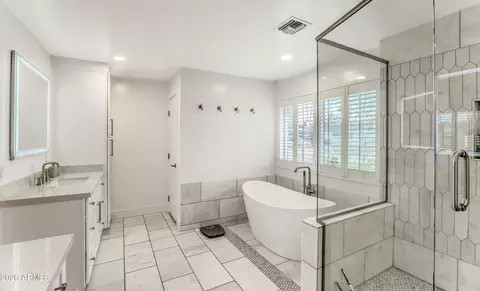 Bath - 4846 E Mitchell Dr, Phoenix, AZ 85018 photo 3 of 6