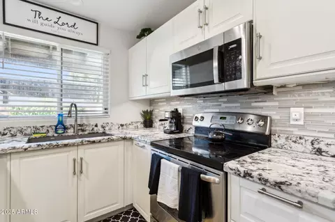Kitchen - 170 E Guadalupe Rd #152, Gilbert, AZ 85234 photo 2 of 4