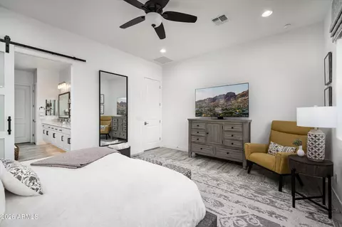 Bedroom - 6138 E Via Del Sol Dr, Phoenix, AZ 85054 photo 2 of 4