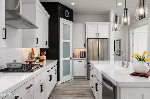 Kitchen - 6138 E Via Del Sol Dr, Phoenix, AZ 85054 photo 3 of 4