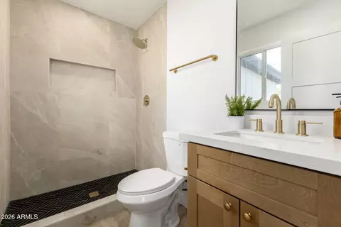 Bath - 622 E Papago Dr, Tempe, AZ 85288 photo 2 of 2