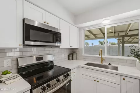 Kitchen - 7509 E Hackamore Cir, Mesa, AZ 85207 photo 4 of 5