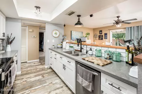Kitchen - 3335 W Acoma Dr, Phoenix, AZ 85053 photo 5 of 7