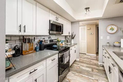 Kitchen - 3335 W Acoma Dr, Phoenix, AZ 85053 photo 4 of 7