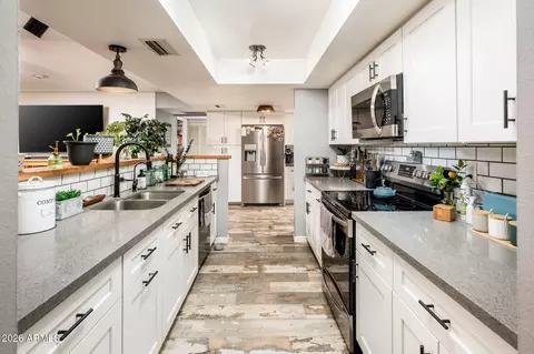 Kitchen - 3335 W Acoma Dr, Phoenix, AZ 85053 photo 6 of 7