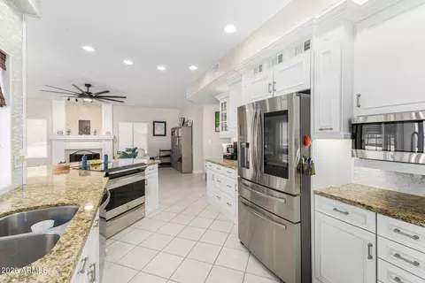 Kitchen - 3911 E Shannon St, Phoenix, AZ 85044 photo 2 of 6