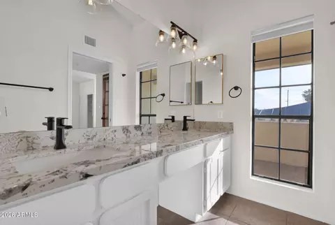 Bath - 1124 E Rose Ln #3, Phoenix, AZ 85014 photo 2 of 4