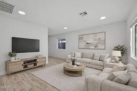 2824 E Chipman Rd, Phoenix, AZ 85040
