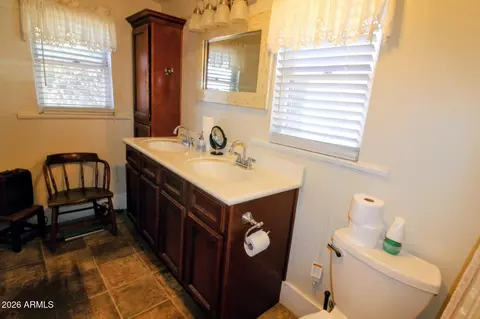 Bath - 267 E North St, Globe, AZ 85501 photo 4 of 4