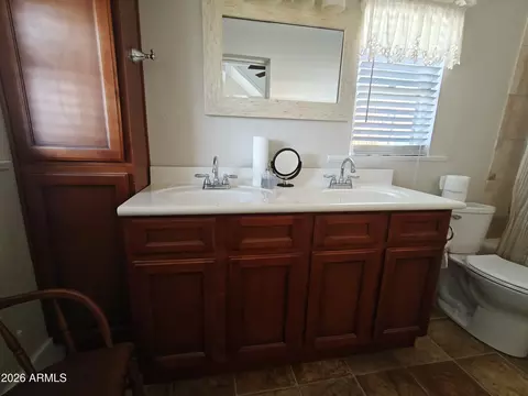Bath - 267 E North St, Globe, AZ 85501 photo 2 of 4