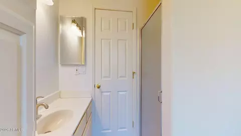 Bath - 1529 E Cloud Rd, Phoenix, AZ 85086 photo 4 of 4