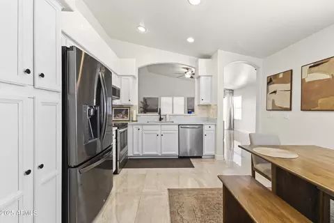 Kitchen - 652 S Bahama Dr, Gilbert, AZ 85296 photo 4 of 4