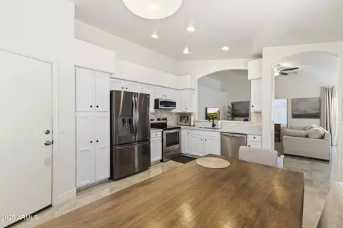 Kitchen - 652 S Bahama Dr, Gilbert, AZ 85296 photo 2 of 4