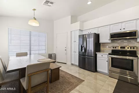 Kitchen - 652 S Bahama Dr, Gilbert, AZ 85296 photo 1 of 4