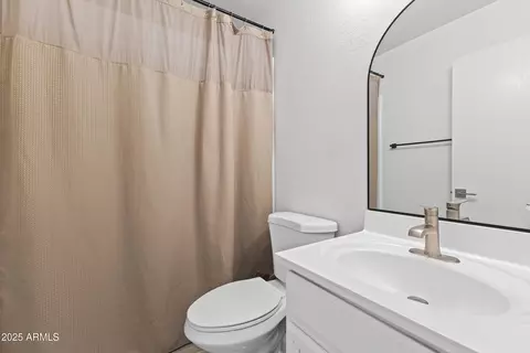 Bath - 652 S Bahama Dr, Gilbert, AZ 85296 photo 1 of 3