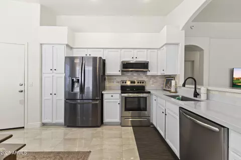 Kitchen - 652 S Bahama Dr, Gilbert, AZ 85296 photo 3 of 4