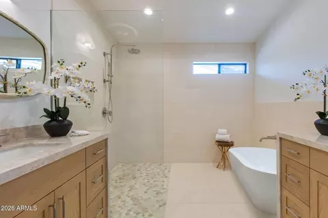Bath - 2212 E Cinnabar Ave, Phoenix, AZ 85028 photo 2 of 5
