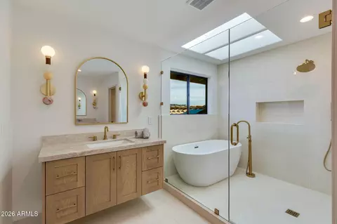 Bath - 2212 E Cinnabar Ave, Phoenix, AZ 85028 photo 3 of 5