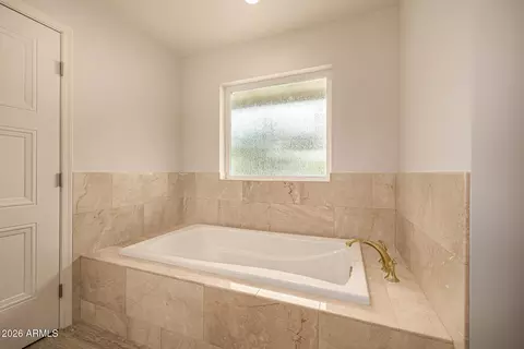 Bath - 4010 E Coolidge St, Phoenix, AZ 85018 photo 3 of 10