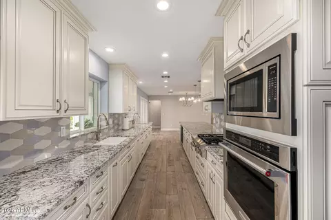 Kitchen - 4010 E Coolidge St, Phoenix, AZ 85018 photo 2 of 8